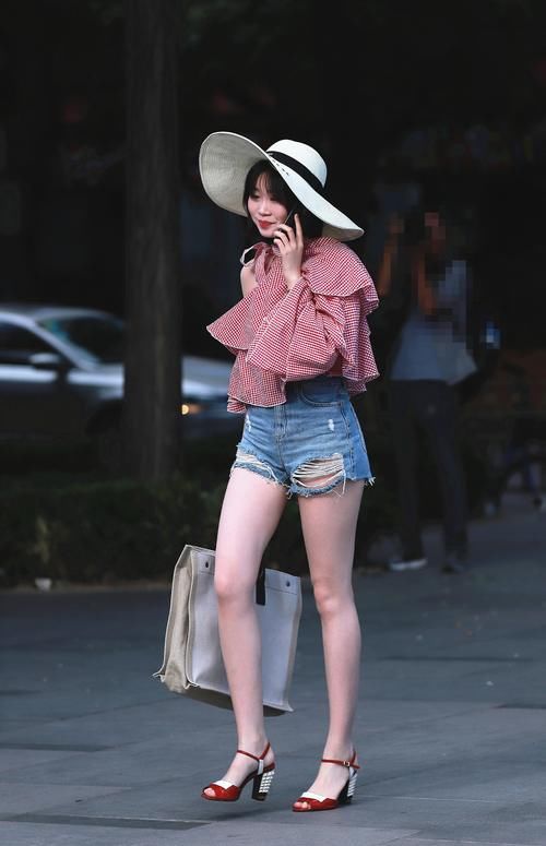 街拍：炎热夏季姑娘们清凉出行简约又时尚，你最喜欢哪一位？