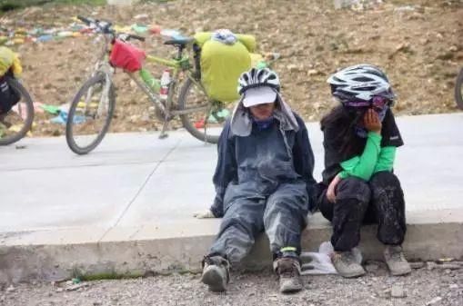 川藏线遇美女举牌“求RB”是什么意思?骑行一趟明白了里面的深意