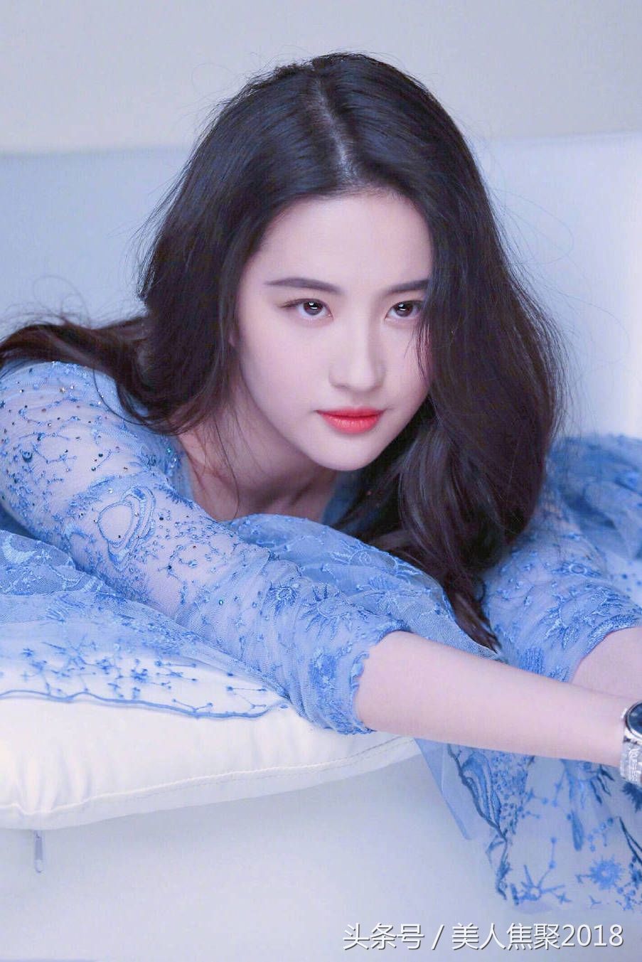 “神仙姐姐”刘亦菲身穿星空网纱长裙，尽显妩媚迷人风情