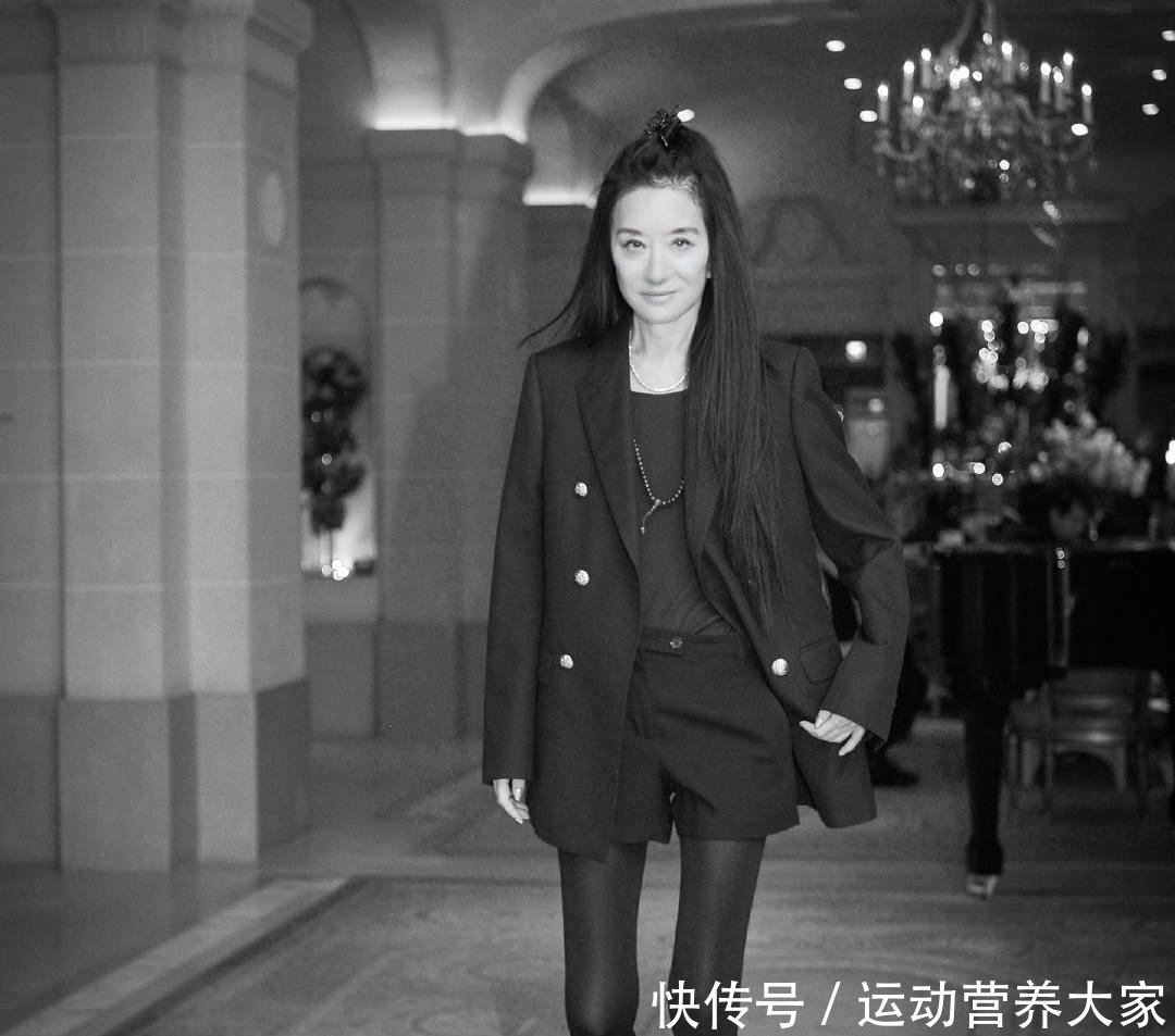 『身价』70岁身价几十亿的婚纱女王,身材真是好,不看脸说20岁都不为过