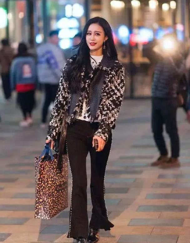  身穿|街拍：气质靓丽的美女，身穿牛仔裤搭配时髦上衣，舒适大方又不失美感
