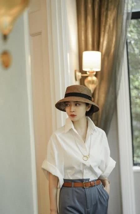 『高端』三木博主的穿衣风格真能抗!翠绿色波点衬衣配牛仔裤子,换一个遮阳帽更高端大气