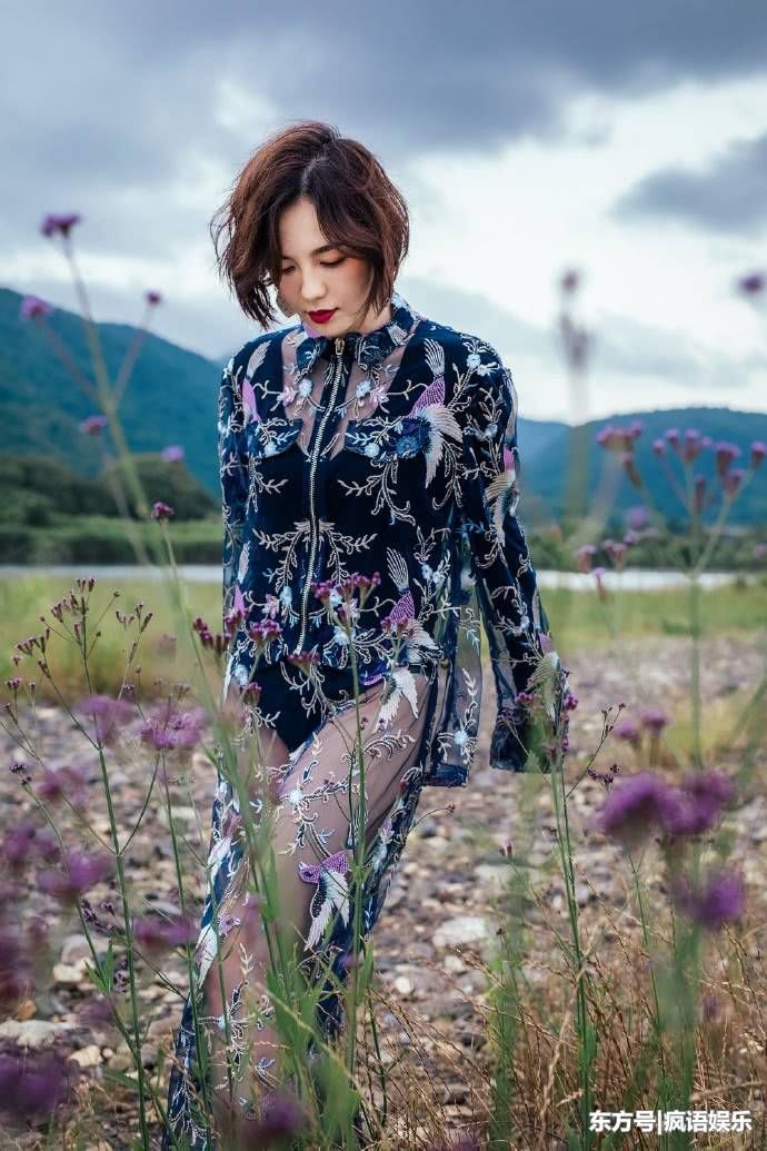 透视裙打扮性感，吕佳容与张钧宁穿搭似村姑，最厉害的是刘嘉玲!