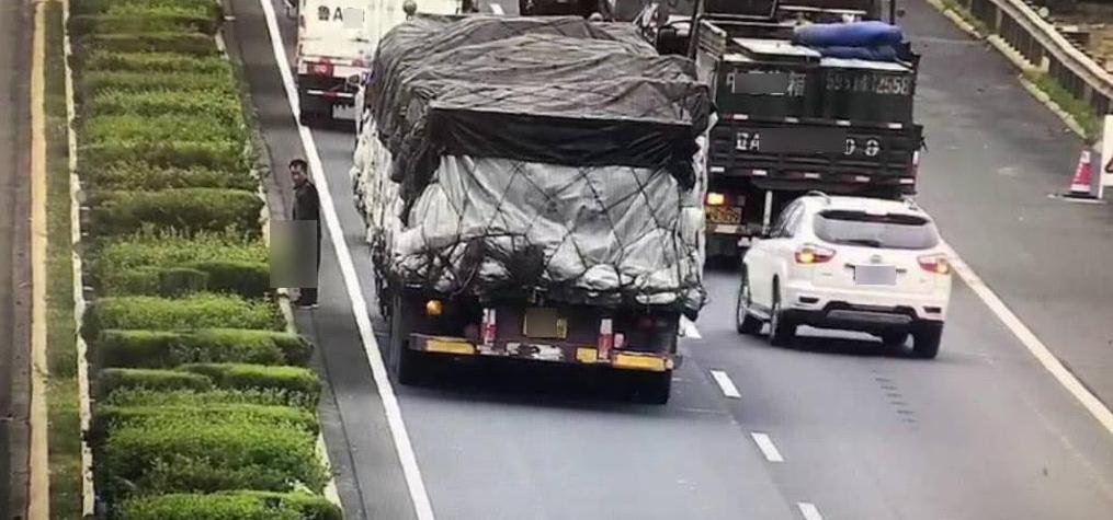 中国高速怪象, 为啥快车道却跑着最慢的车? 原因总算弄清了