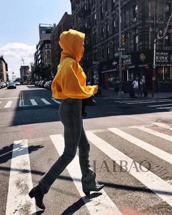 实用| 时尚博主教你早秋穿搭，这样的时髦单品不来一件?