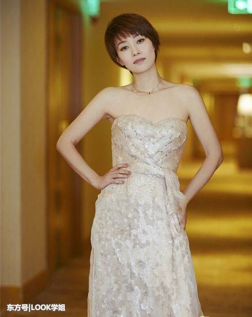 42岁马伊琍韵味十足，抹胸裙嫩回20岁，网友:好担心会掉下来