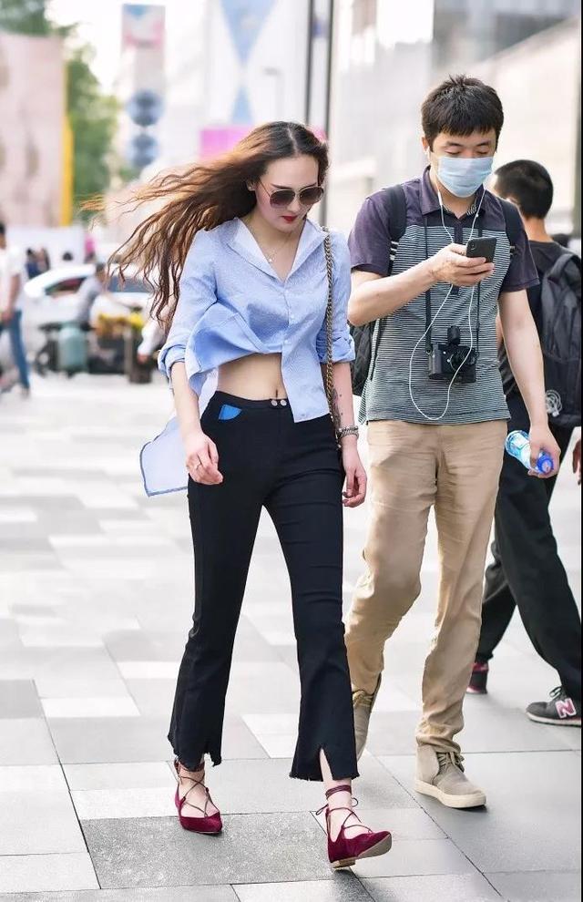 ?路人街拍，可爱小姐姐穿热裤，气质独特，令人移不开眼球！