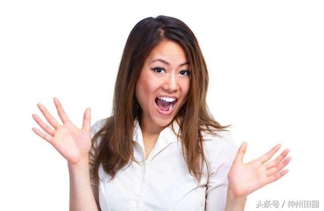 一身白丝天生温柔，深受美女喜爱，发起狠来却比斗鸡还凶猛