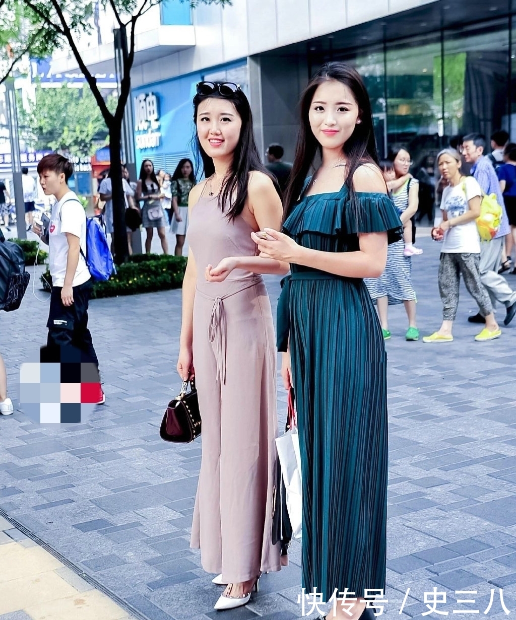 漂亮@两位漂亮的美女,站立街头宛如一对姐妹花,性感优雅