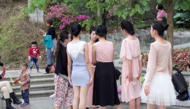 旅游登山时，导游提醒女性朋友不要穿裙子，原来是因为这3个原因