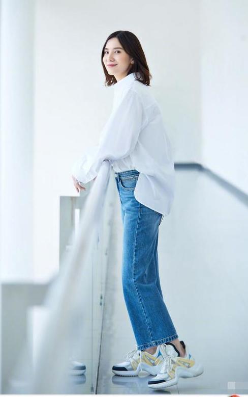 宋佳真会玩, 牛仔外套塞“裤头”里居然不丑, 网友: 有80斤吗?