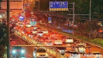 济南交警预测12日晚市区交通流量将达到顶峰,请您回家莫着急!