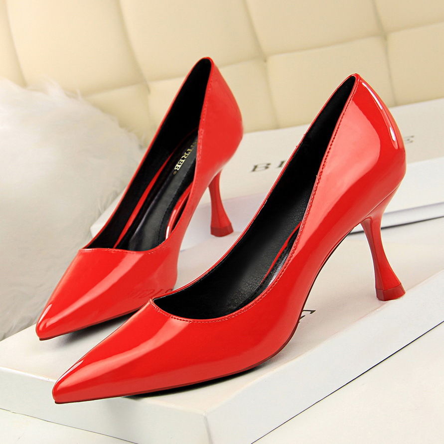 有种鞋叫:身高不够，高跟鞋来凑，今年夏天高跟鞋才是王道