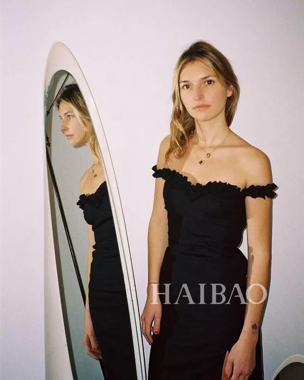 现在的女明星都流行穿这件?适合大胸妹的衣服终于有了!