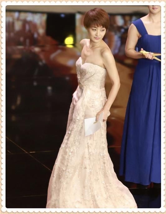 164马伊琍穿西装阔腿裤却配平底小白鞋？网友：终于理解文章了！