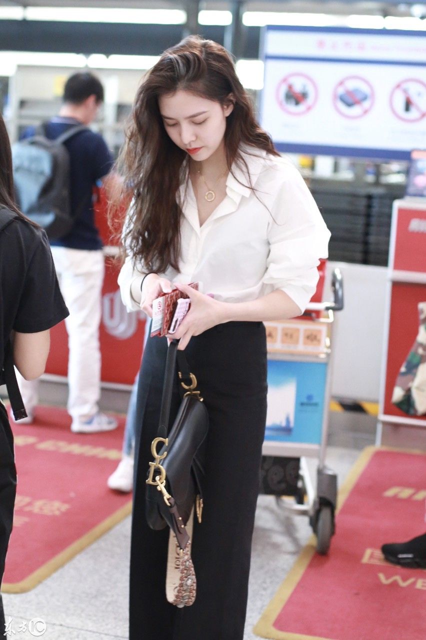 宋妍霏穿白色衬衣搭配黑色阔腿裤现身机场，皮肤白皙秀大长腿