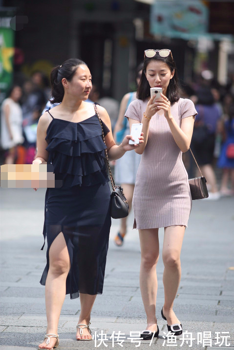 小姐姐长裙显优雅气质，青春活力