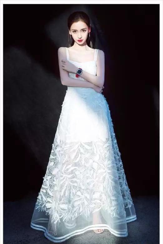 当奶茶妹妹章泽天与女星杨颖同穿白色吊带裙，网友直呼：这差距！