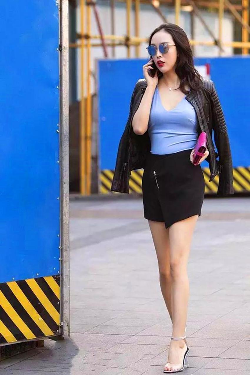 路人街拍，小姐姐身穿浅色破洞牛仔裤，小蛮腰隐隐可现