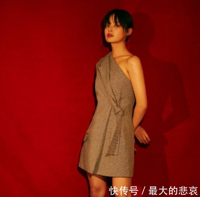 辛芷蕾厉害了，裙子短到蹲下都尽显尴尬，网友显腿长呗！