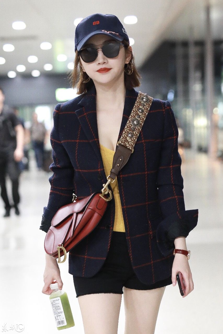 北京机场景甜大秀白长腿，事业线都暴漏了，网友:男同胞的福利