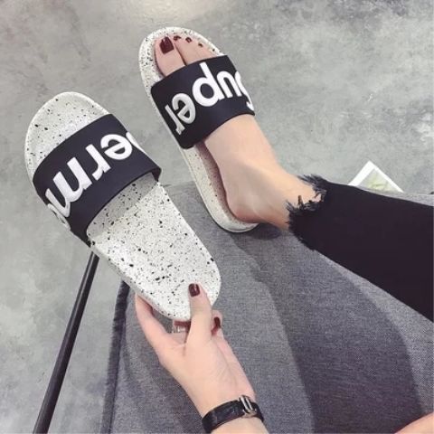 高跟鞋已经OUT了，三伏天巨流行这几款一字拖，谁穿谁时髦