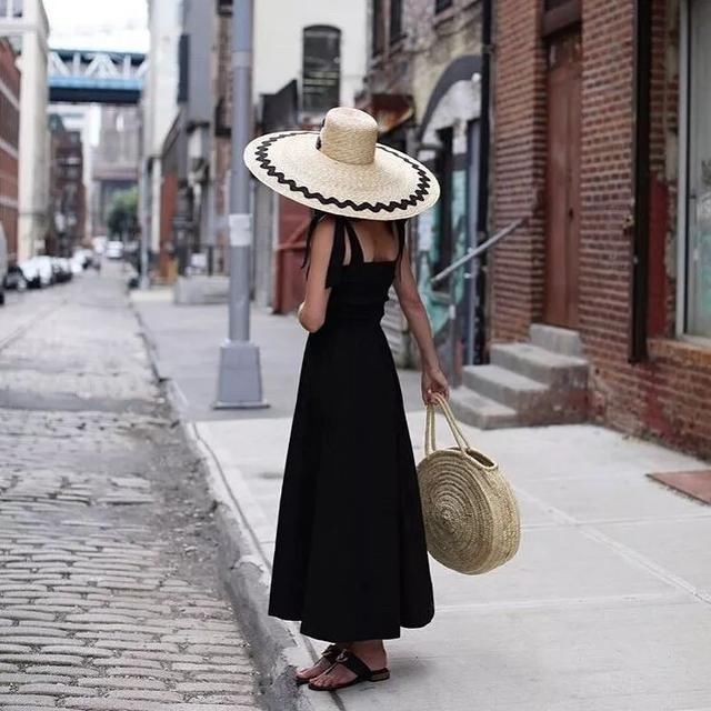 穿泳衣只是为了游泳?知识女性有自己的泳装格调