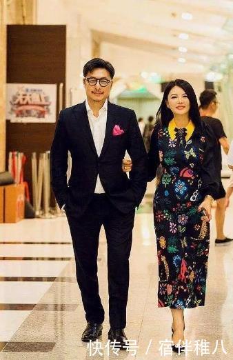 『李湘』李湘无滤镜显胖10斤,穿蓝色印花连衣裙尽显“富态”,气场强大