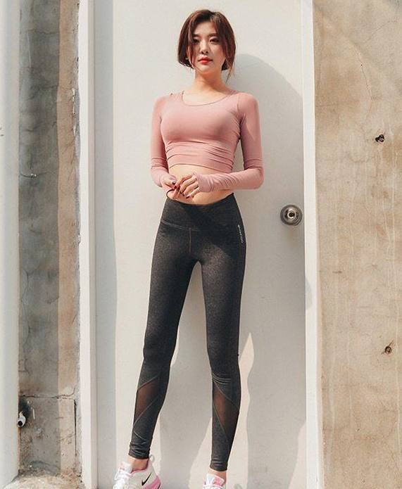 修身有型的打底裤小姐姐,双腿纤细紧致,散发出女神魅力!