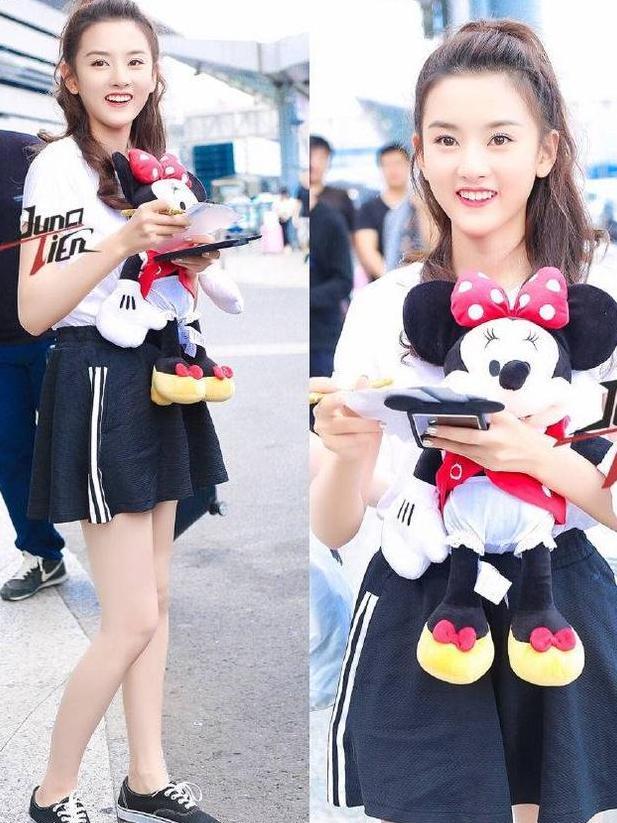 20岁宋祖儿和19岁杨超越同秀美腿，网友：这差距可不止一岁！