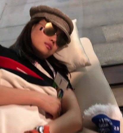 马云赏脸与阿Sa祖儿合影，她们两个却都往谢霆锋这边靠?