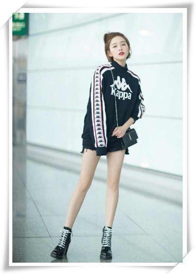 阚清子穿上蕾丝裙后，感觉像是换了一个人，网友：蕾丝看着好廉价