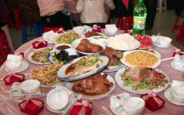  宴席|先看农村300元的酒席，再看城里2千元的酒席，看完就知道差