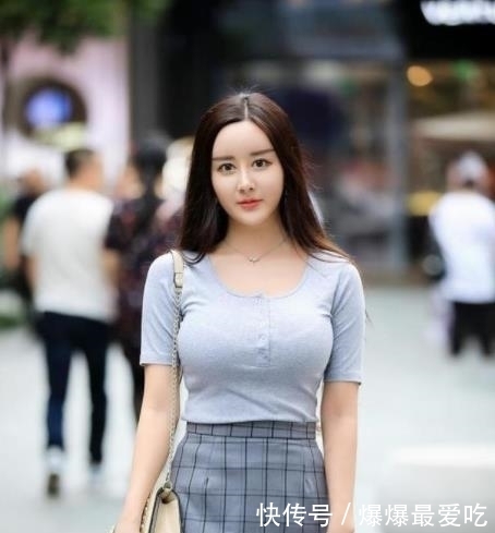 『时尚』街拍:柔美娇俏的小姐姐,秀出青春活力范,笑容甜美可爱