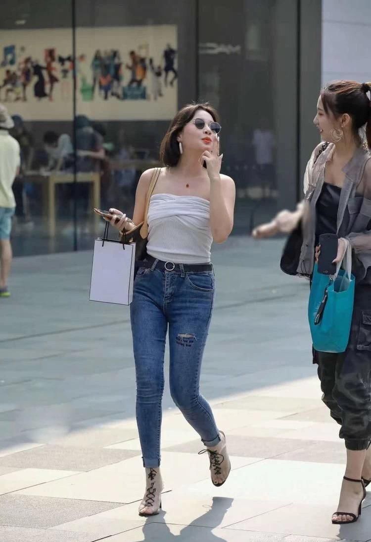 「小姐姐」时尚美女街拍::俏皮两姐妹街上打打闹闹,惹得老大爷不知道看哪个好!
