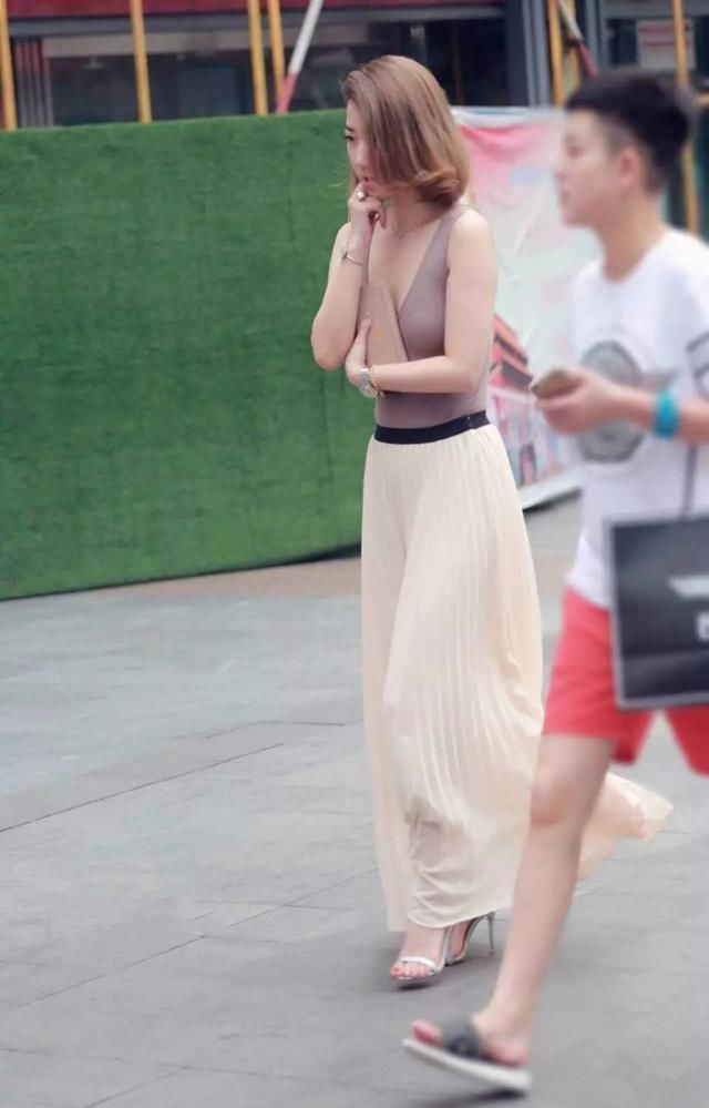 小勐拉街拍:“绝世街拍美女”，想必就是她这样的吧!