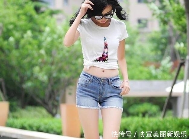 「美女」青春气息的牛仔裤美女, 秀出完美大长腿, 显得很有活力!