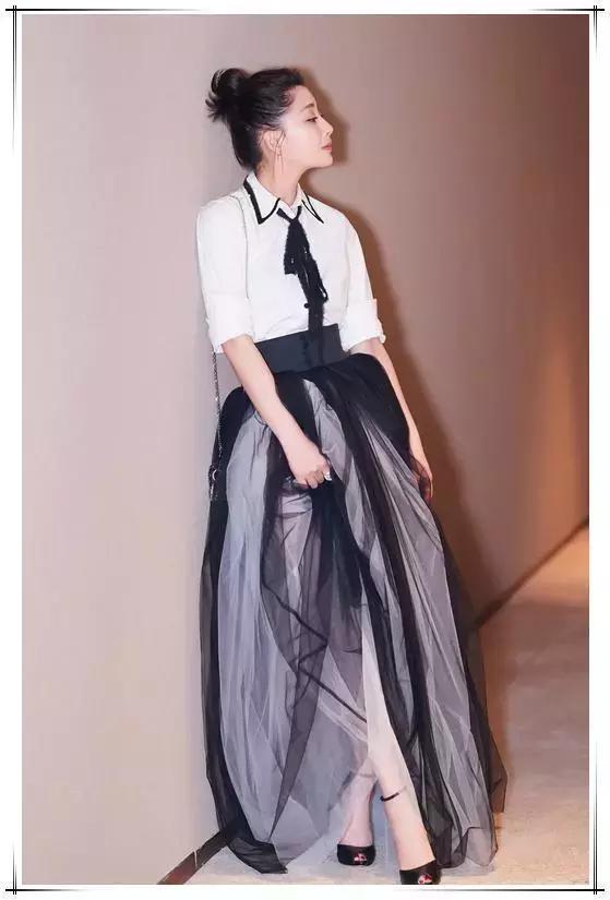 38岁殷桃为扮美，穿开叉裙秀香肩，网友：点到为止的性感恰到好处