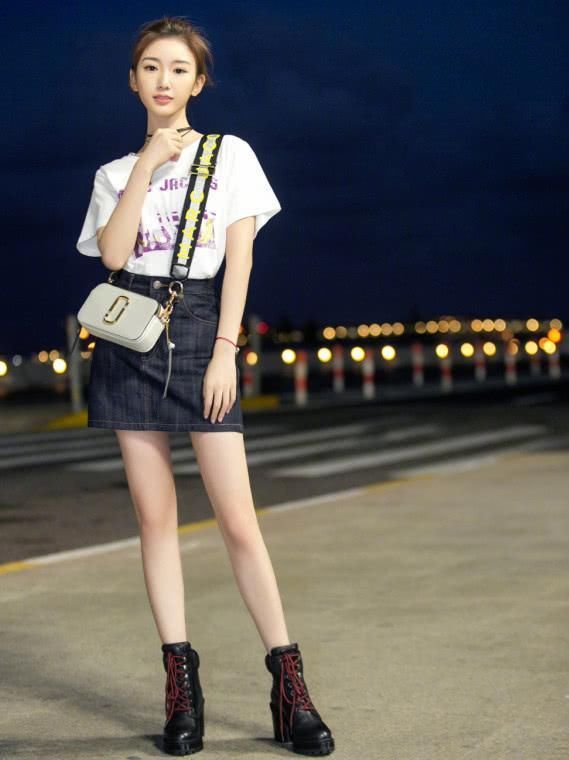 又认不出毛晓彤了，换个发型如整容，但双腿变更长了!