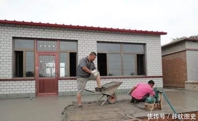  「屋顶」农村现在很流行彩钢顶，是新老房子，爱加一层彩钢顶，