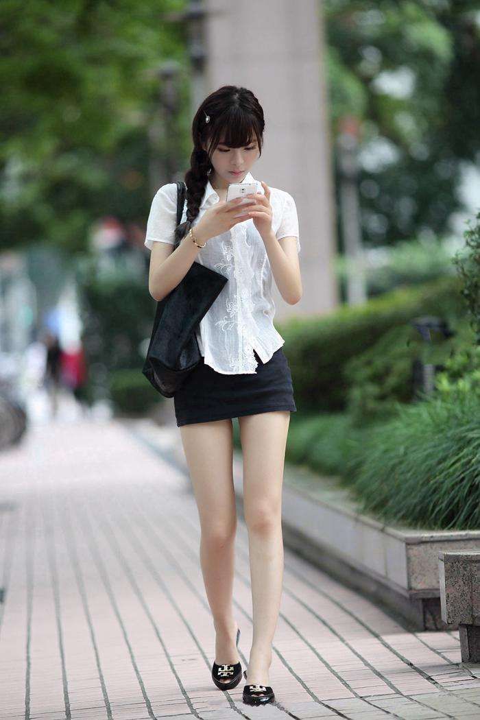 街拍:扎辫子的女生, 身材虽然瘦, 但上下比例匀称真心养眼呢