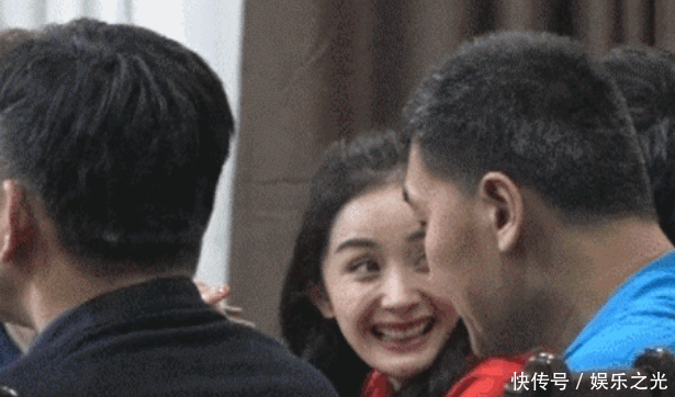 杨幂吃火锅被亲戚偷拍, 粉丝发现视频中的不对劲后, 要求删除!