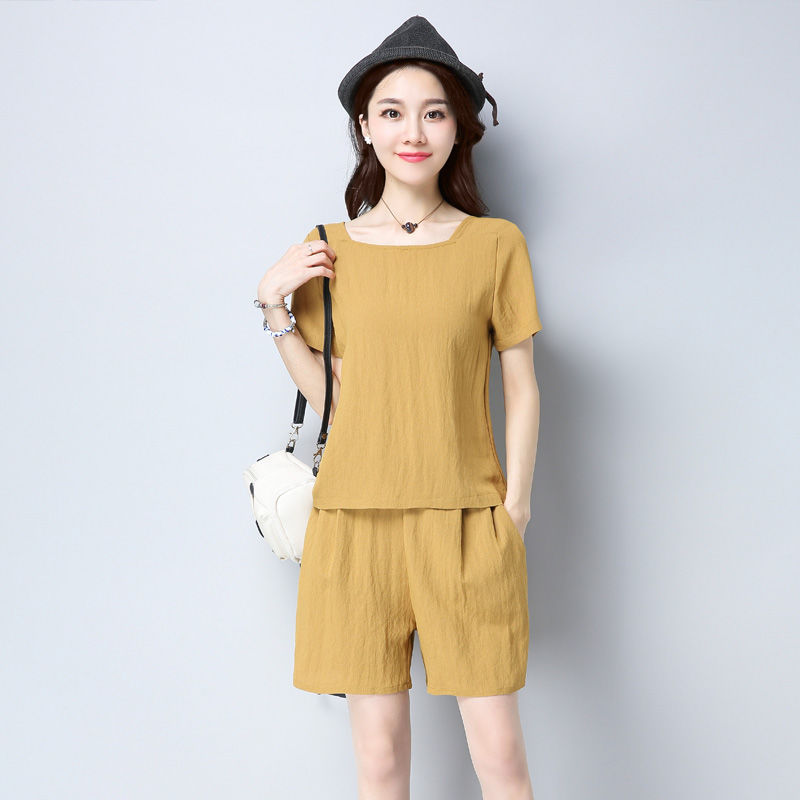 别傻傻T恤配牛仔?又丑又土!今年流行棉麻衫+短裤，轻便还美丽