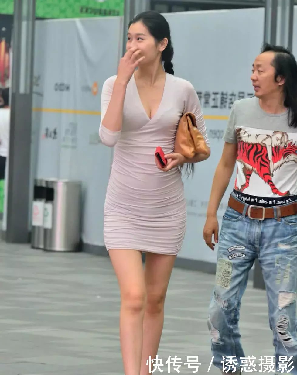 紧身裹臀短裙小姐姐年轻漂亮，走起路来女人味十足