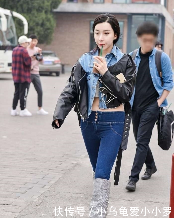  『气质』街拍：图五气质小姐姐紧身牛仔裤搭配高筒靴， 这小眼神好犀利