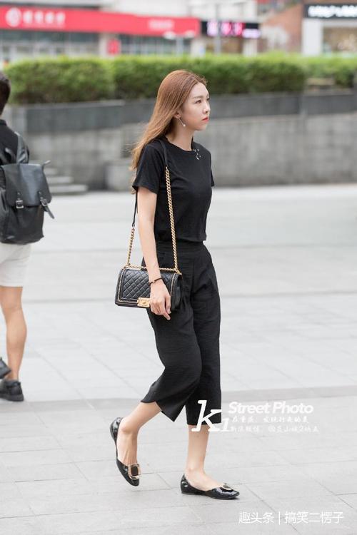 路人街拍：小姐姐一身花色连衣裙俏皮性感，像仙女一样可爱