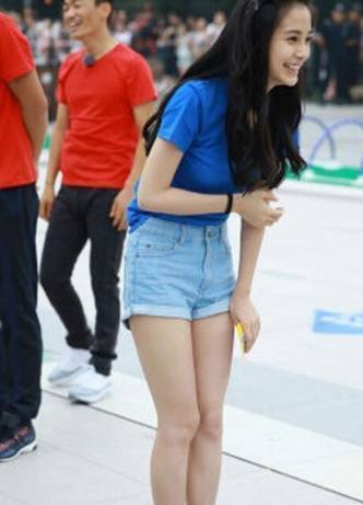 当31岁杨幂和29岁杨颖同穿短裤，终于明白保持少女心的重要性！