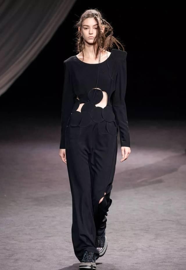  时装秀：Yohji Yamamoto 2020 春夏时装秀：山本耀司的黑色诗意想象