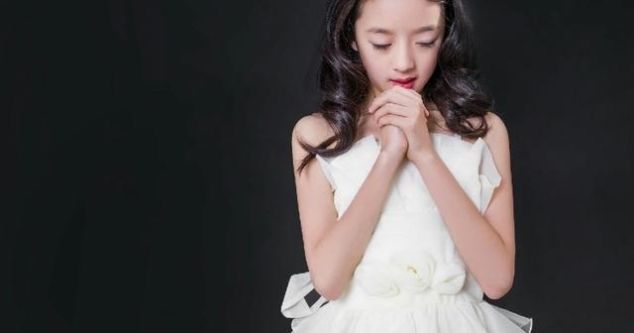 皮肤:小小年纪常化浓妆,没个小孩的样子,杨幂旗下13岁童星