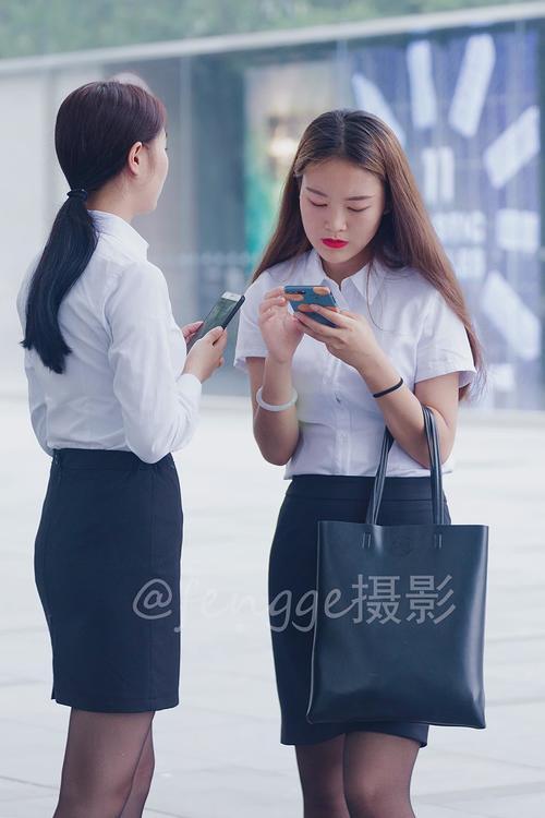 街拍：手挽手的两个美女，OL范配黑丝，还真是不多见